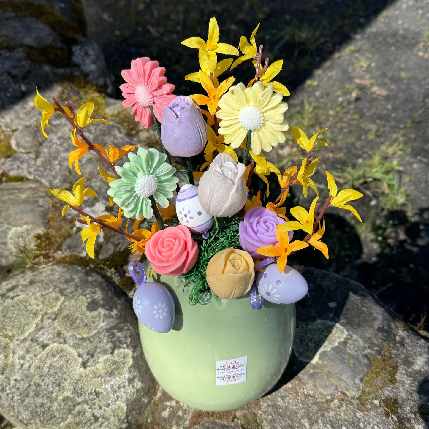 Verschenke duftende Osterfreude mit unseren handgefertigten Seifenblumen-Arrangements!