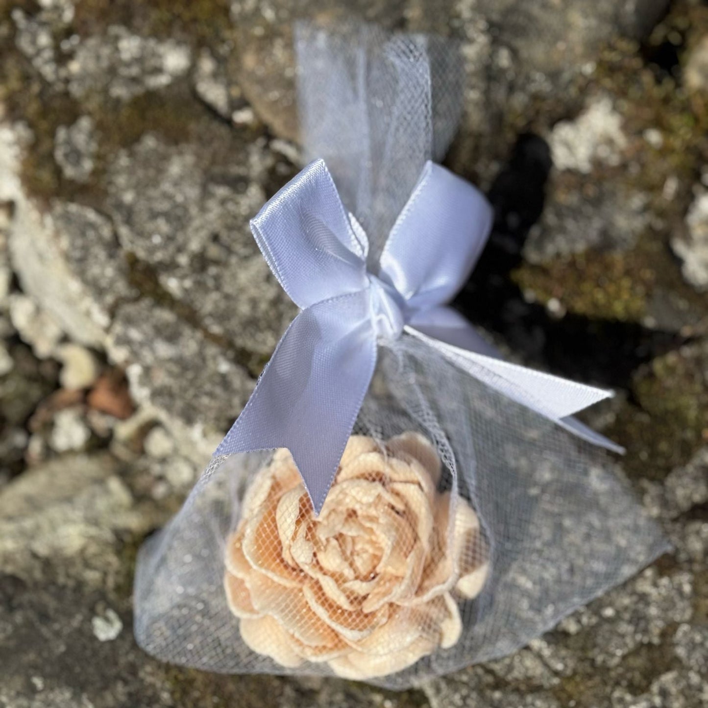 Handgemachte Blumen-Seifen – ein Hauch von Eleganz & Pflege