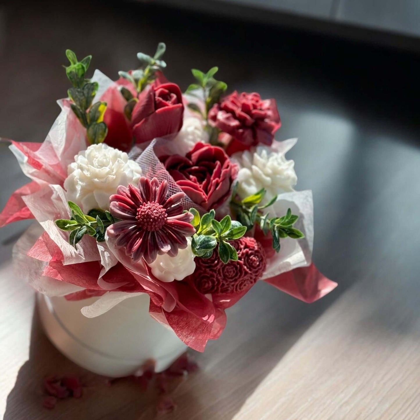 Eleganter Seifenblütenstrauss in kräftigem Rot und Weiss – mit beruhigendem Lavendelduft