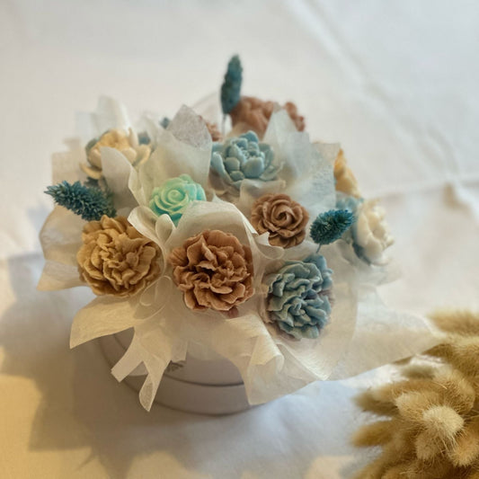 Zeitlose Schönheit – Seifenblumenstrauss in Blau & Beige