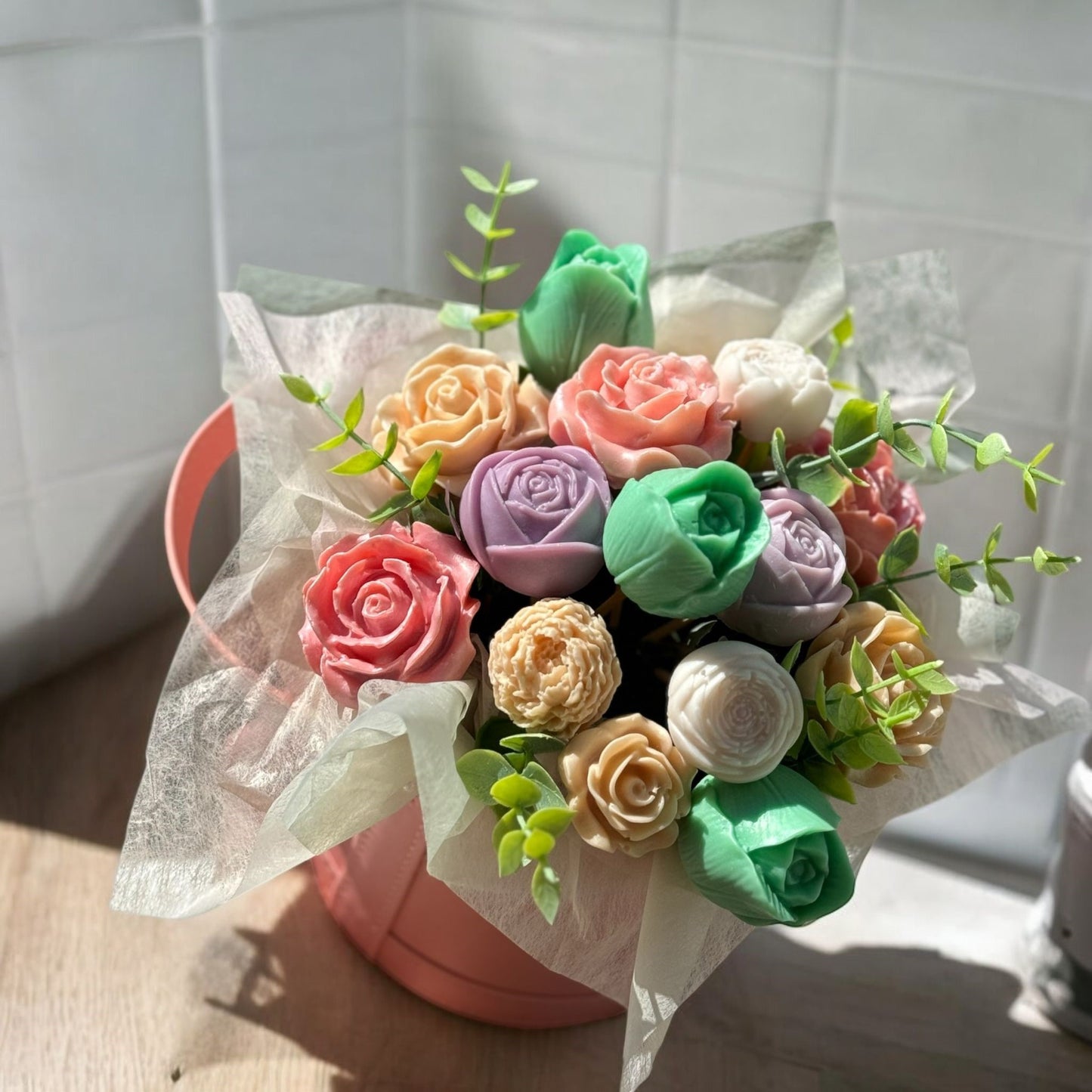 Blütenpracht in Pastell – Handgefertigte Seifenblumen in sanften Farben | Dieser farbenfrohe Seifenblumenstrauss besteht aus handgefertigten Blüten in zarten Pastelltönen wie Rosa, Lila, Grün und Beige. Die Seifenblüten, die aus hochwertigem, pflegendem K