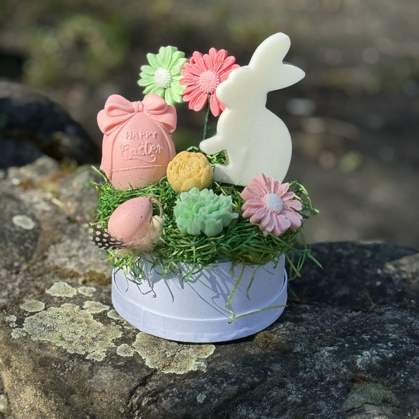 Verschenke duftende Osterfreude mit unseren handgefertigten Seifenblumen-Arrangements!