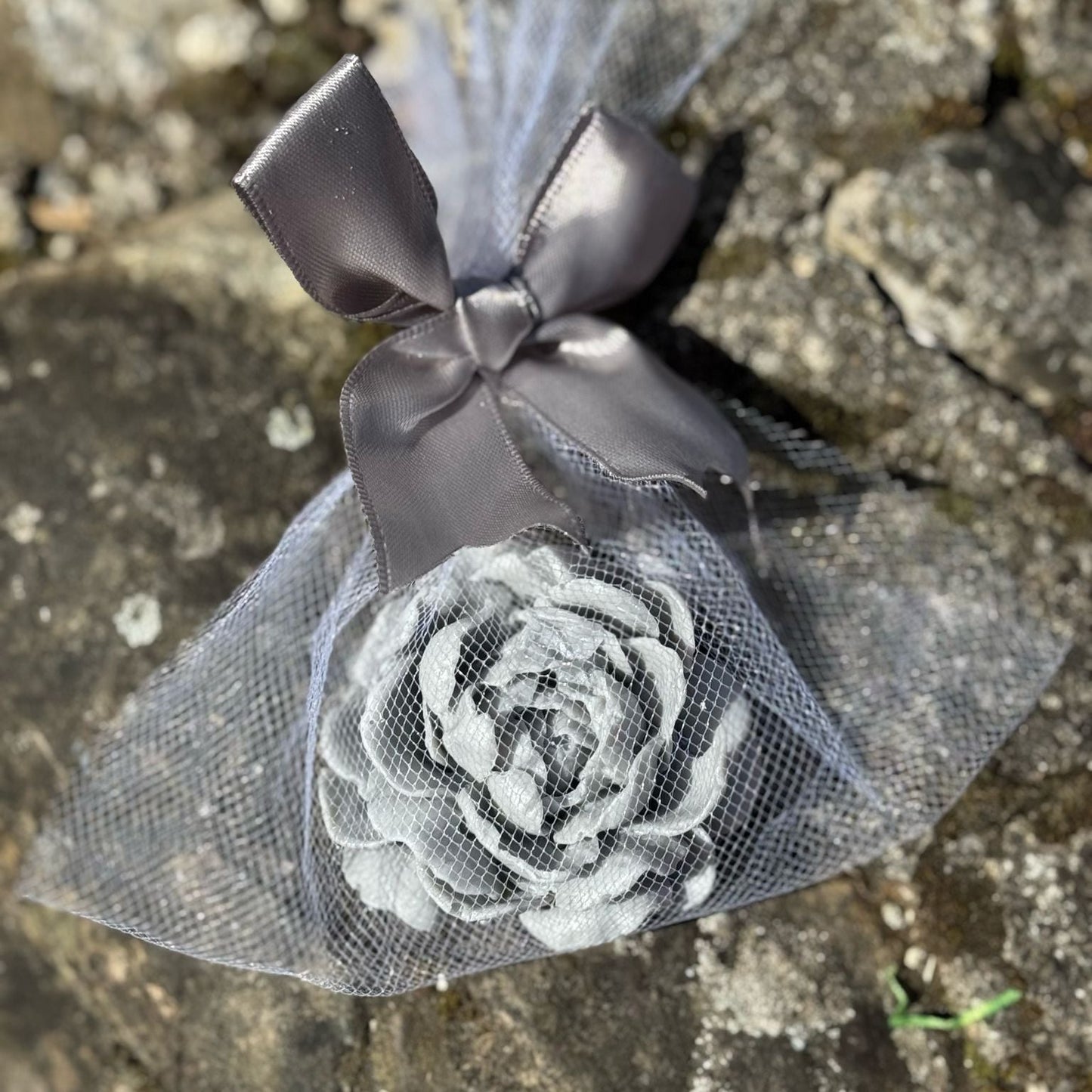 Handgemachte Blumen-Seifen – ein Hauch von Eleganz & Pflege