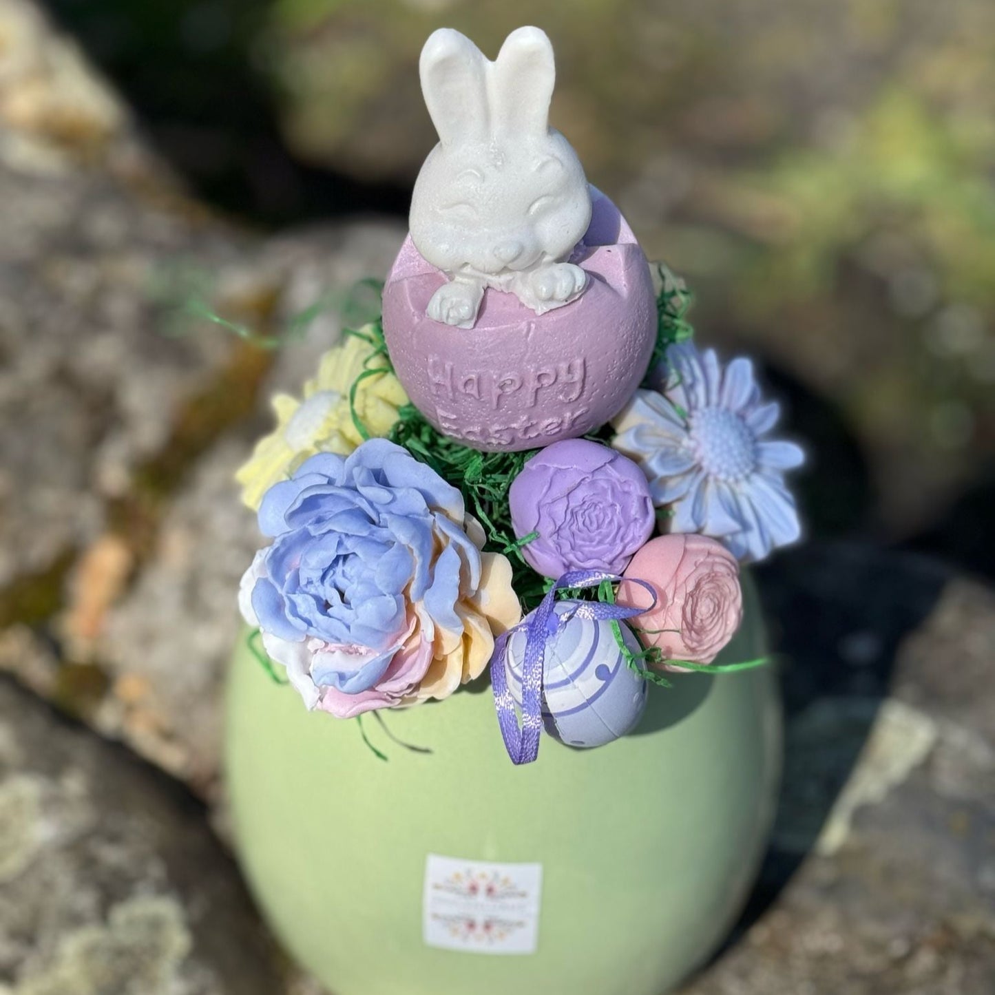 Verschenke duftende Osterfreude mit unseren handgefertigten Seifenblumen-Arrangements!