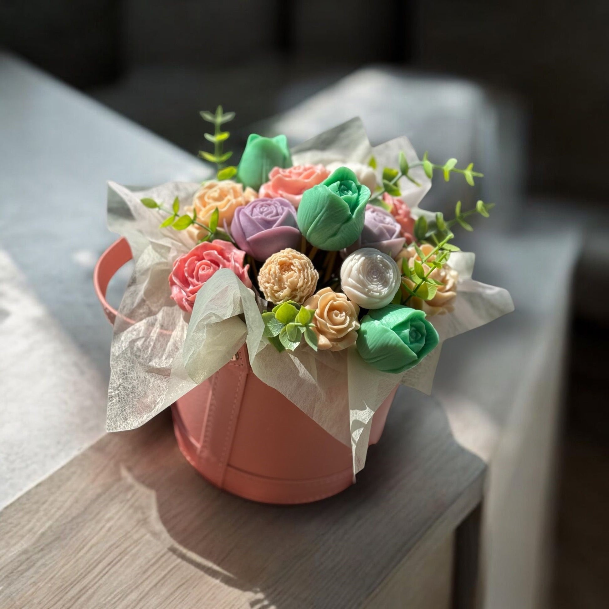 Blütenpracht in Pastell – Handgefertigte Seifenblumen in sanften Farben | Dieser farbenfrohe Seifenblumenstrauss besteht aus handgefertigten Blüten in zarten Pastelltönen wie Rosa, Lila, Grün und Beige. Die Seifenblüten, die aus hochwertigem, pflegendem K