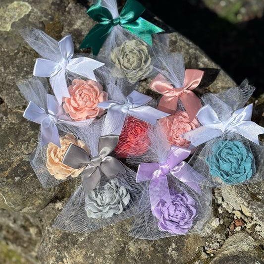 Handgemachte Blumen-Seifen – ein Hauch von Eleganz & Pflege