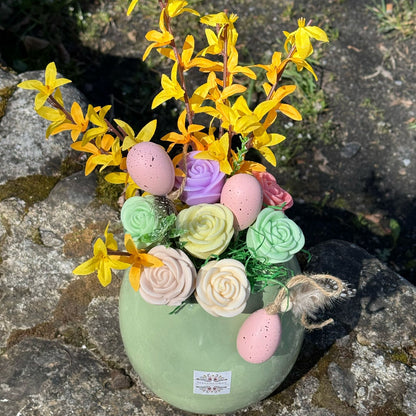 Verschenke duftende Osterfreude mit unseren handgefertigten Seifenblumen-Arrangements!