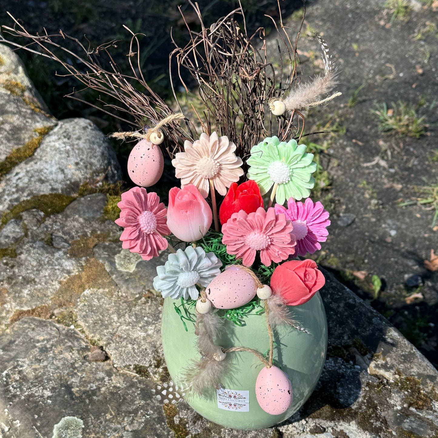 Verschenke duftende Osterfreude mit unseren handgefertigten Seifenblumen-Arrangements!