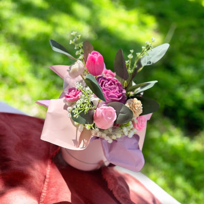 Handgemachter Seifenblumenstrauss in Lebendigen Rosa- und Violetttönen